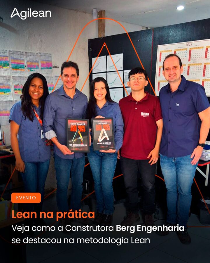 Cliente Agilean recebendo placa de obra destaque